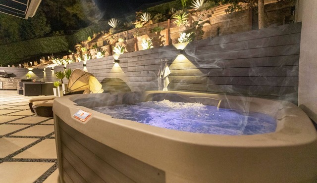 Chic Villa by Topanga Canyon - Smart Home - Hillside, Hot-Tub, Parking, Office
