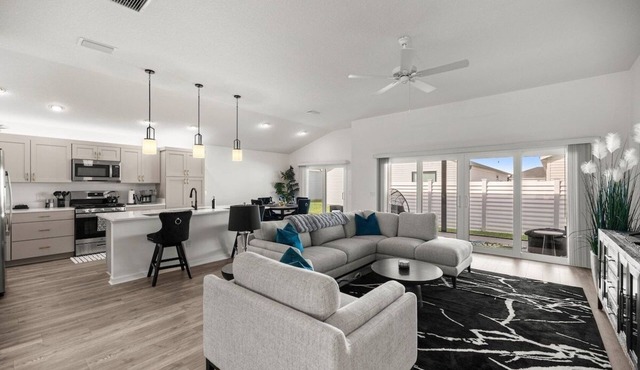 Chic Villages 3BR | King Suite | Patio & Golf Cart