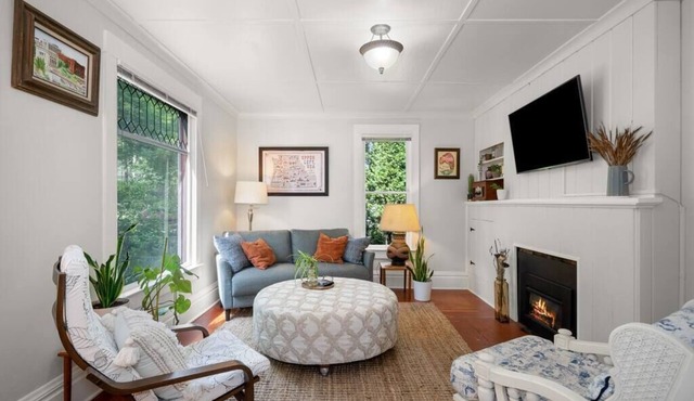 Chic Vintage Vibes | Stylish Stay Near It All