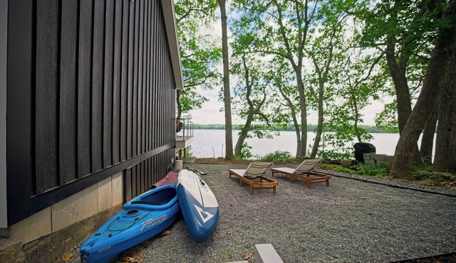 Chic Waterfront Bungalow with gourmet kitchen
