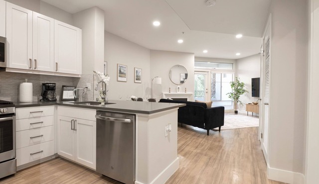 Chic WeHo Urban Oasis: Full Amenities near The Grove