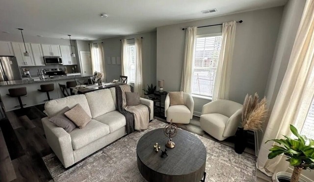 Chic Westerville Retreat Near Uptown Westerville Walk to Coffee Sleeps 6