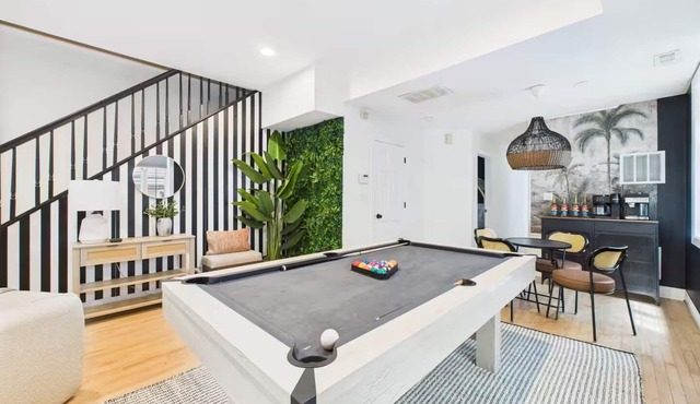 Chicago 3 BR 3 BA, Free Street Parking, 2 Decks w/Fire Pit, Fast Internet & Pool Table
