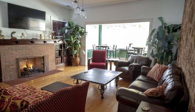 Chicago Bootlegger House Sleeps 11-22 with 3 parking spots