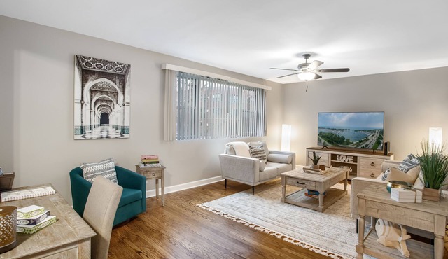 Chicago charm! Quiet and inviting !