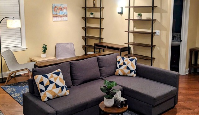 Chicago Home- 4 bd 3 ba- 1 spot in the garage. 30 mins to downtown.