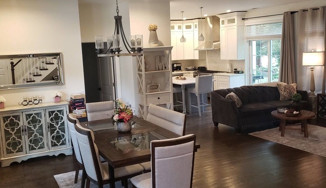Chicago North Shore Luxury Home Vacation Rental Located in Upscale Neighborhood