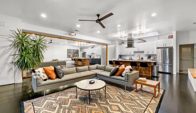 Chicago Riverhouse with private fenced in oasis