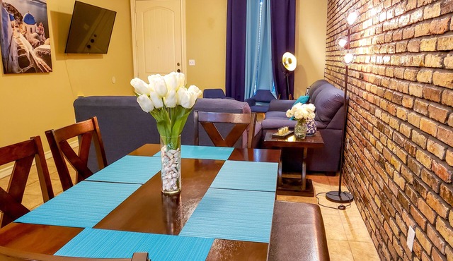 Chicago Style Town home in a gated community!Spacious 1100sqft