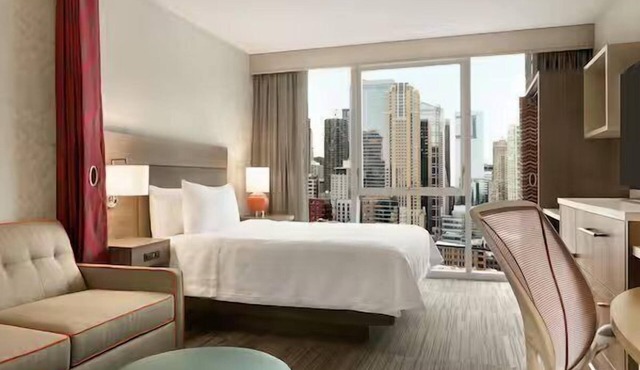 Chicago Urban Escape: Kitchenette and City View, Pets Allowed, Free Breakfast!