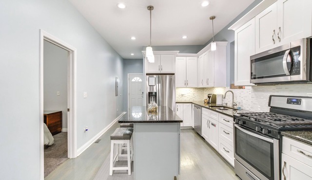 Chicago Vacation Rental Apt ~ 7 Mi to Downtown