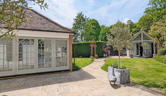 Chichester Lodge - a cottage that sleeps 8 guests in 4 bedrooms