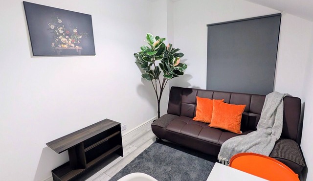 Chick Single En-suite with Garden and parking