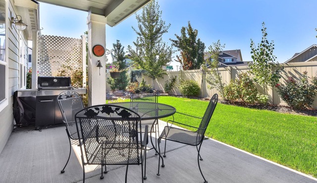 Chickadee Retreat- Single level near Downtown Star