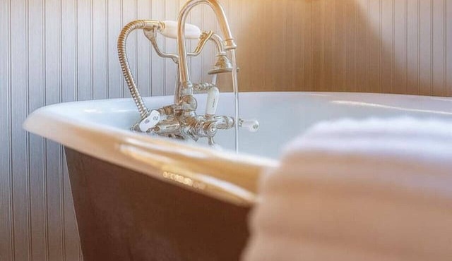 Chickadees Stay: Private Tub, Chiminea & Pool
