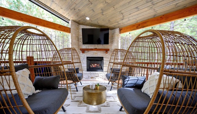 Chicken and Waffles Cabin Retreat w Hot Tub, Fire Pit , Fireplace & Deer Watch