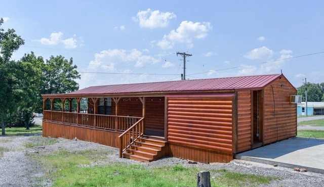 Chicken Creek Cabin, 1 mile from Chicken Creek Boat Ramp.