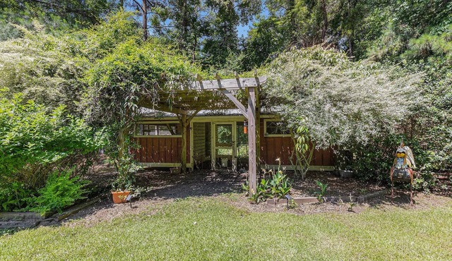 Chicken Creek Retreat in Jamestown, SC. Pet friendly, veggies and eggs included!