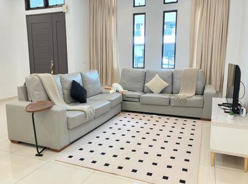 Chicken Little 4-bedroom home with free parking! Available for Business Trip