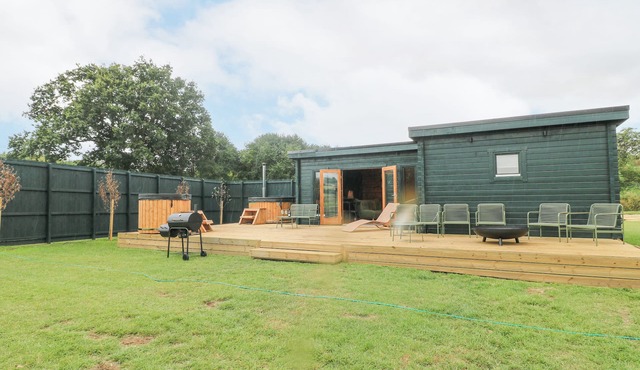 CHICKEN RUN, pet friendly, with hot tub in Stamford