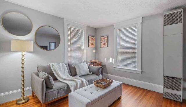 Chicly Styled - Warm & Neutral Mid Term Rental