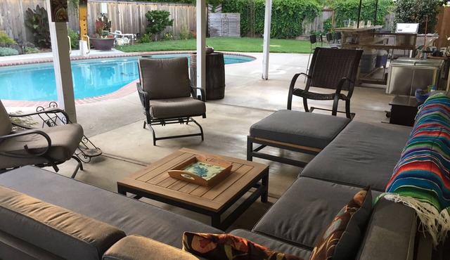 Chico Family Retreat with Pool~Bocce~Hot-tub~Lounge. Near park, downtown & CSU