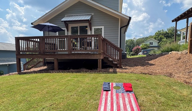 Chicopee House ~ Your 4 bd, 3 bath, Athens Getaway 1-mile to Sanford Stadium!