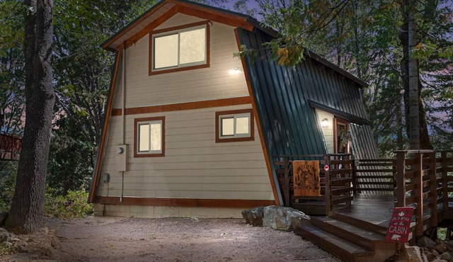 Chief Peak cabin near Yosemite with deck, nature views & full kitchen