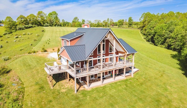 Chieftain Meadows 20+ private acres, Hot Tub, Trails, FirePit, Wifi, Game Room