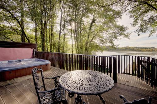 Chiffchaff Lodge with Hot tub