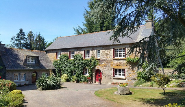 Child friendly house with pool , WIFI