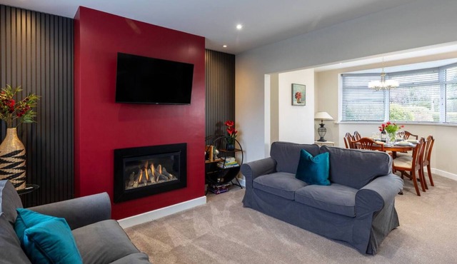 Child-friendly 3-bed house in Sherwood Forest, Edwinstowe with WiFi & Parking