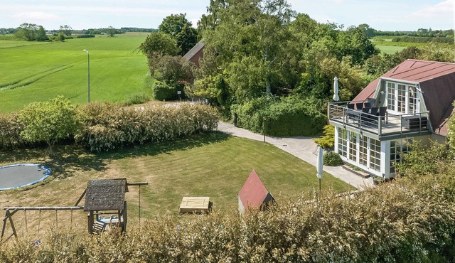 Child-friendly cottage with large indoor pool