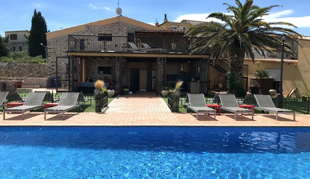 child-friendly holiday home with private swimming pool. 17->28 people