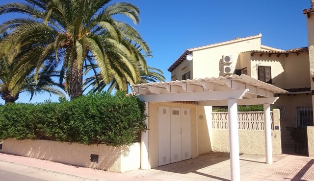 Child-friendly row corner house with private garden and community pool