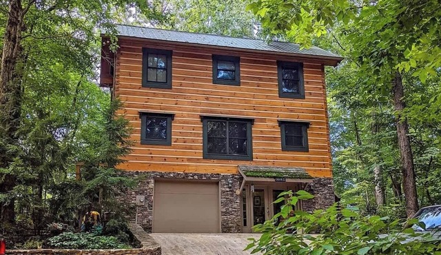 Chilhowee -Big log cabin with hot tub by the Ocoee