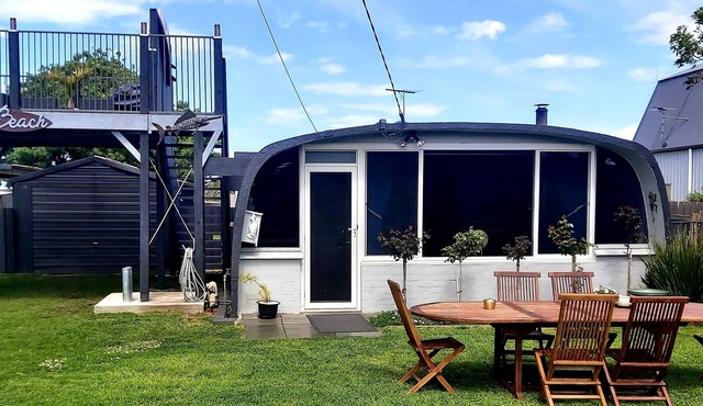 Chill at the Igloo cottage - 100m walk to beach