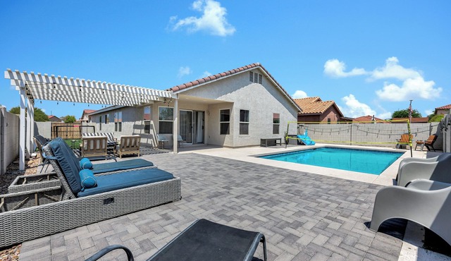 CHILL & CHEER - FREE HEATED POOL NEAR STADIUM