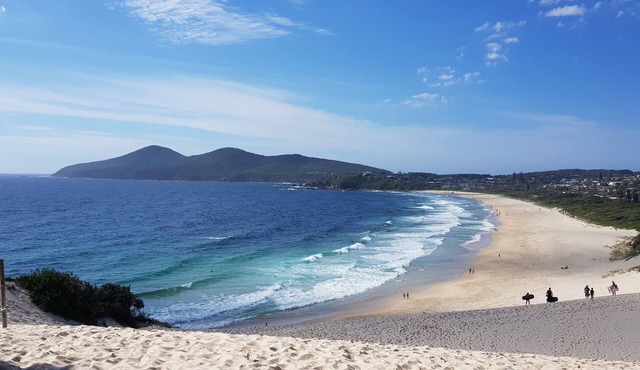 CHILL-OUT BEACH HOUSE * one minute to One Mile Beach. Family and pet friendly!