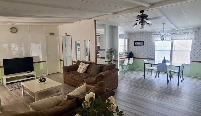 Chill out in our relaxing 3 bed family home, with lake views, near to Disney