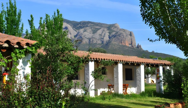 Chill-out nature bungalow overlooking the Riglos mountains.