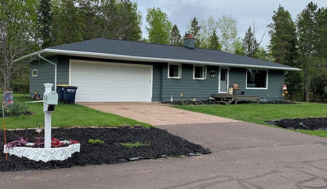 Chill out with a charming 2-bedroom house in Ironwood with WiFi and AC