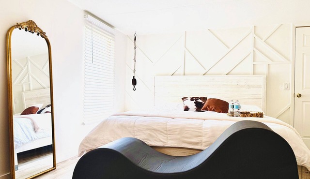 Chill & Think, a space for you, King Bed near parks and MCO