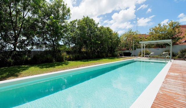 Chillin at Oaks, Centre of Nelson Bay with a pool. Mid Week Stay Special.