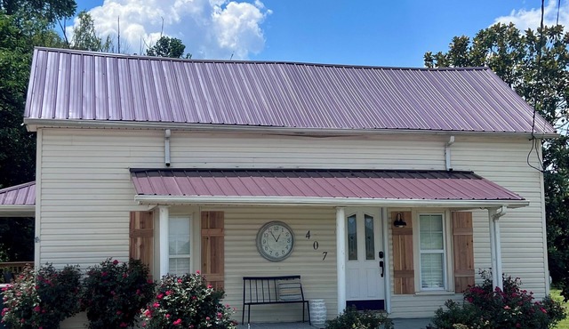 Chillin Time is a cozy pet friendly home 6 miles from Mammoth cave!