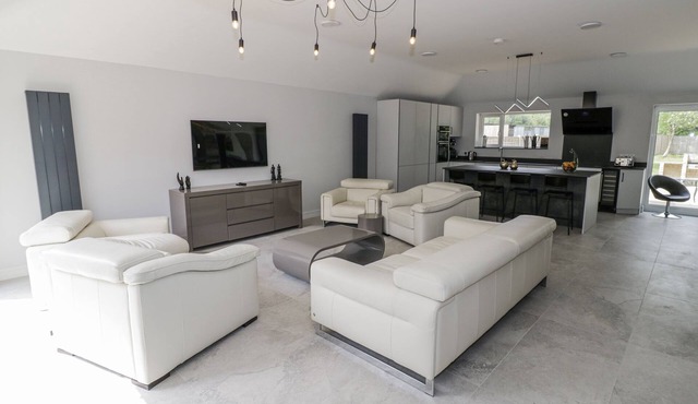 CHILLON, family friendly, character holiday cottage in Honeybourne