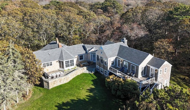 Chilmark Home, AC, WiFi, Pet friendly, 2 Tennis ct