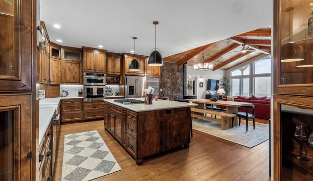 Chiloquin Ridge River Retreat | Riverfront Near Crater Lake Kayaks Fireplace