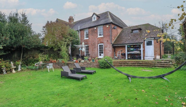 CHILTON MANOR HOUSE, pet friendly, with a garden in Sittingbourne