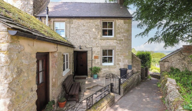 CHIMNEY COTTAGE, pet friendly, character holiday cottage in Winster